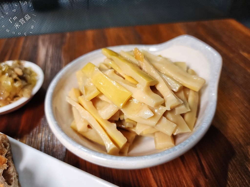 晶牛舖牛肉麵專賣┃永和美食。番茄牛肉麵酸香帶辣湯頭很正點，麵條三種選擇，環境也不錯