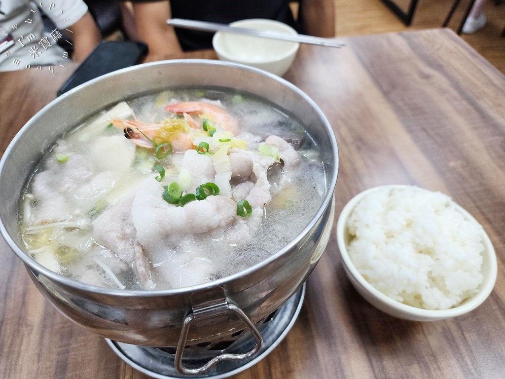 聚香園北方麵食館┃永和美食。在地人都愛的北方料理館，必點酸菜白肉鍋、炒餅及湯包