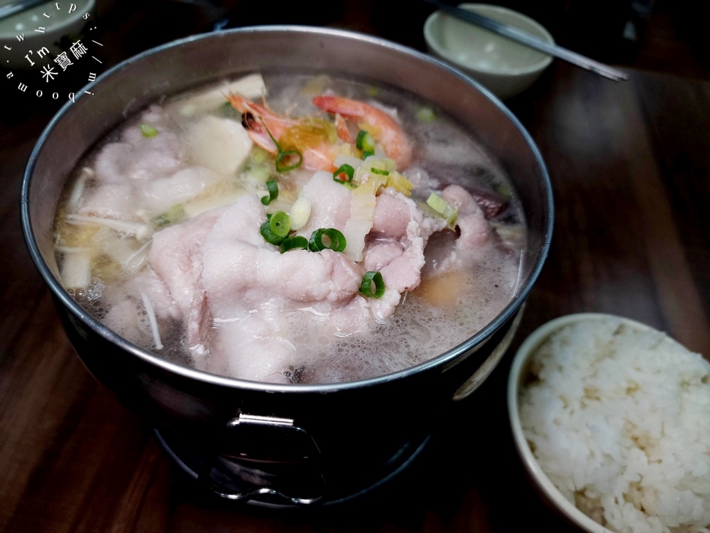 聚香園北方麵食館┃永和美食。在地人都愛的北方料理館，必點酸菜白肉鍋、炒餅及湯包