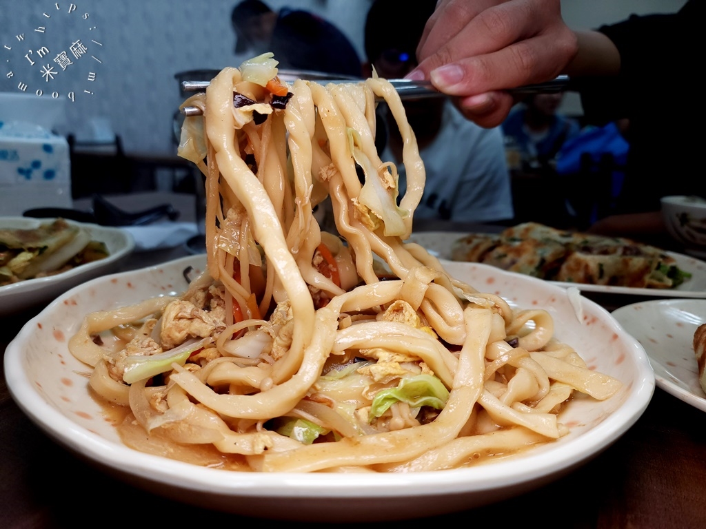 聚香園北方麵食館┃永和美食。在地人都愛的北方料理館，必點酸菜白肉鍋、炒餅及湯包