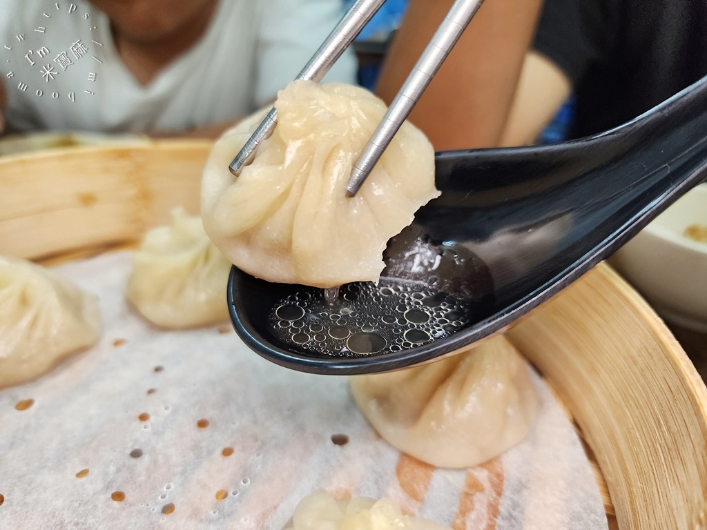 聚香園北方麵食館┃永和美食。在地人都愛的北方料理館，必點酸菜白肉鍋、炒餅及湯包