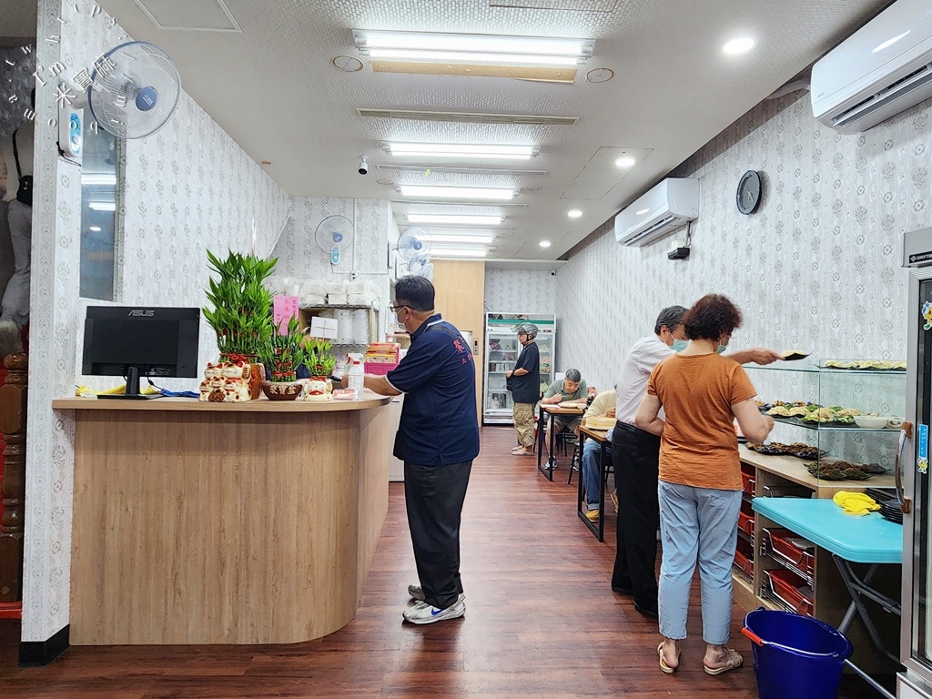 聚香園北方麵食館┃永和美食。在地人都愛的北方料理館，必點酸菜白肉鍋、炒餅及湯包