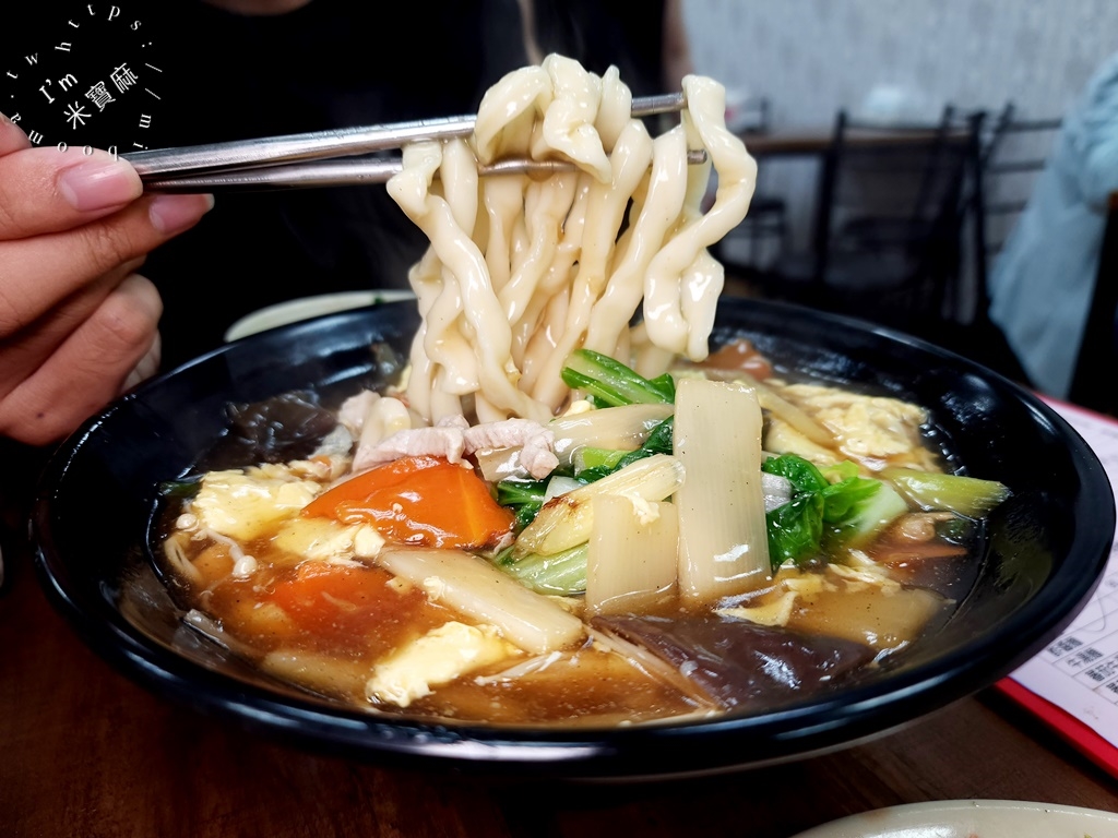 聚香園北方麵食館┃永和美食。在地人都愛的北方料理館，必點酸菜白肉鍋、炒餅及湯包