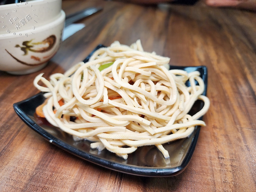 聚香園北方麵食館┃永和美食。在地人都愛的北方料理館，必點酸菜白肉鍋、炒餅及湯包