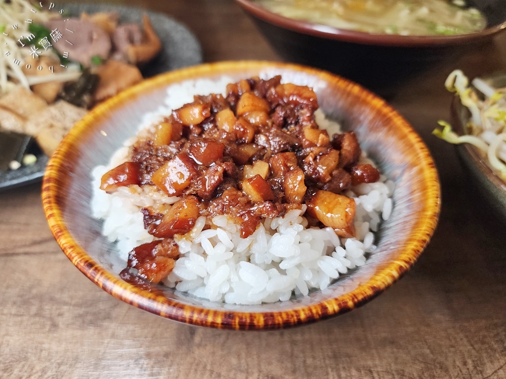 來來廖家四十年老味道┃永和美食。市場巷弄老字號小吃，滷菜黑白切，經典芋頭貢丸可別錯過了