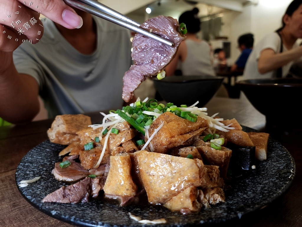 來來廖家四十年老味道┃永和美食。市場巷弄老字號小吃，滷菜黑白切，經典芋頭貢丸可別錯過了