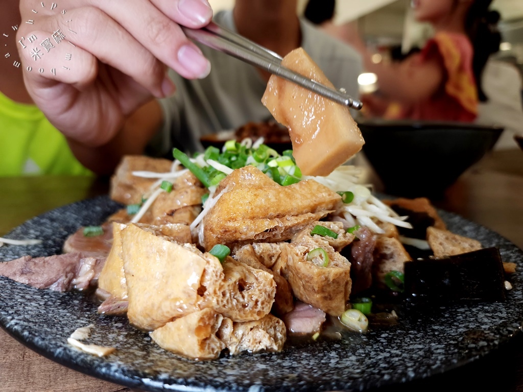 來來廖家四十年老味道┃永和美食。市場巷弄老字號小吃，滷菜黑白切，經典芋頭貢丸可別錯過了