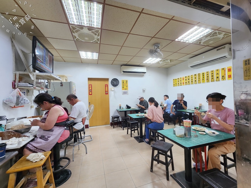 來來水餃┃板橋美食。網友稱為在地最好吃的水餃!深藏市場20年老店，生意也是相當好