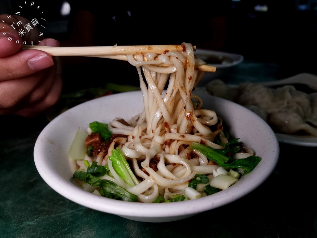 來來水餃┃板橋美食。網友稱為在地最好吃的水餃!深藏市場20年老店，生意也是相當好