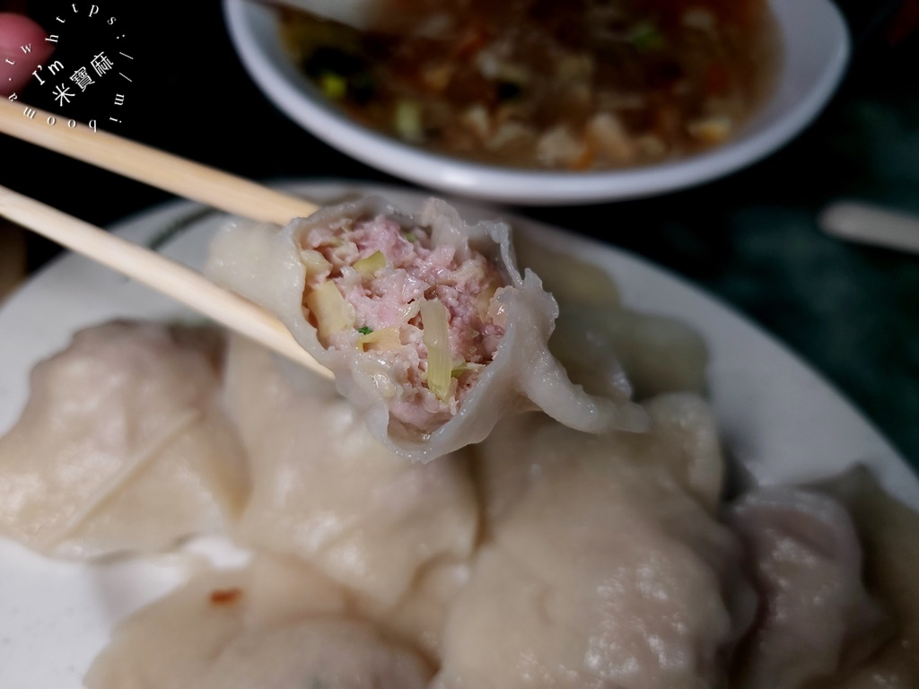 來來水餃┃板橋美食。網友稱為在地最好吃的水餃!深藏市場20年老店，生意也是相當好