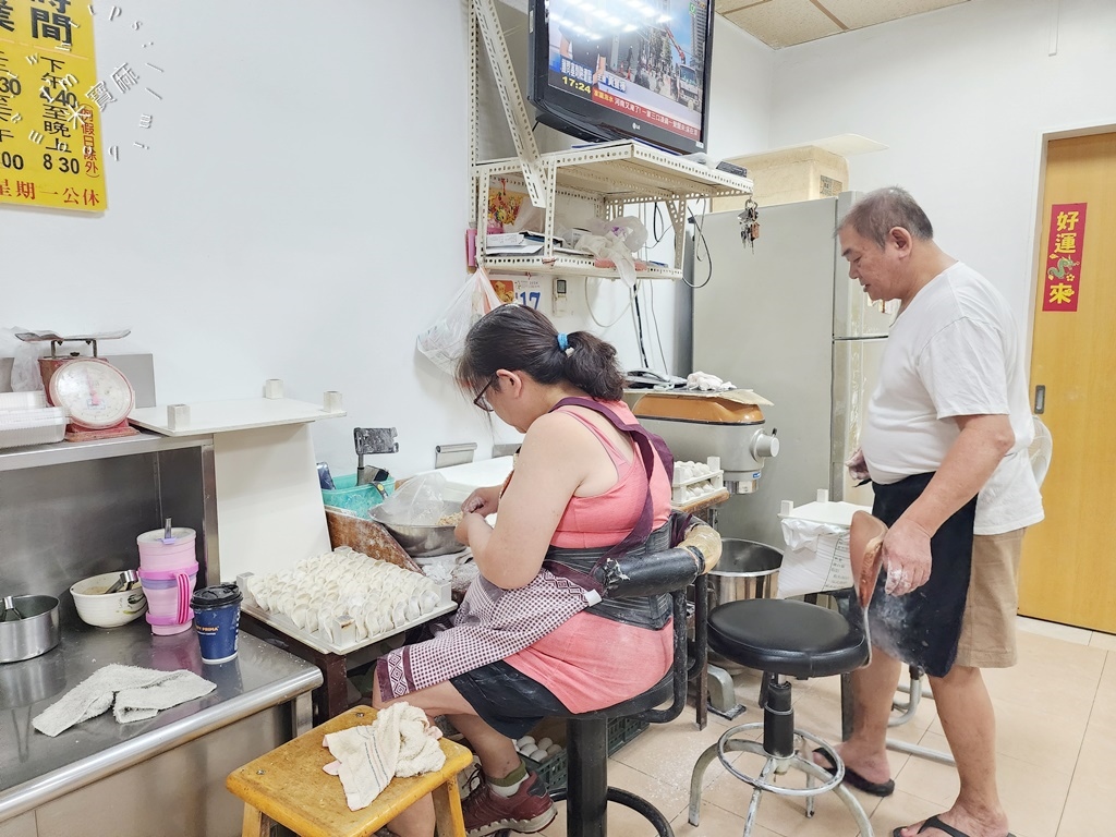 來來水餃┃板橋美食。網友稱為在地最好吃的水餃!深藏市場20年老店，生意也是相當好