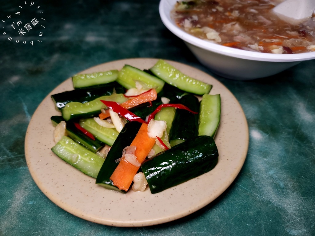 來來水餃┃板橋美食。網友稱為在地最好吃的水餃!深藏市場20年老店，生意也是相當好