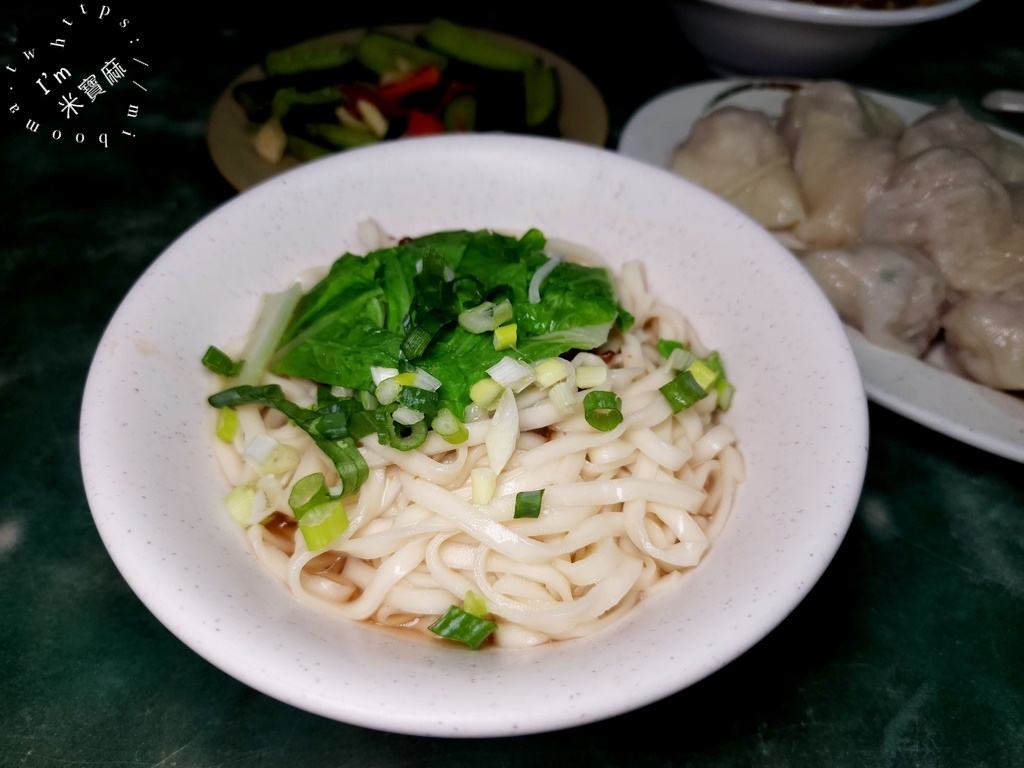 來來水餃┃板橋美食。網友稱為在地最好吃的水餃!深藏市場20年老店，生意也是相當好