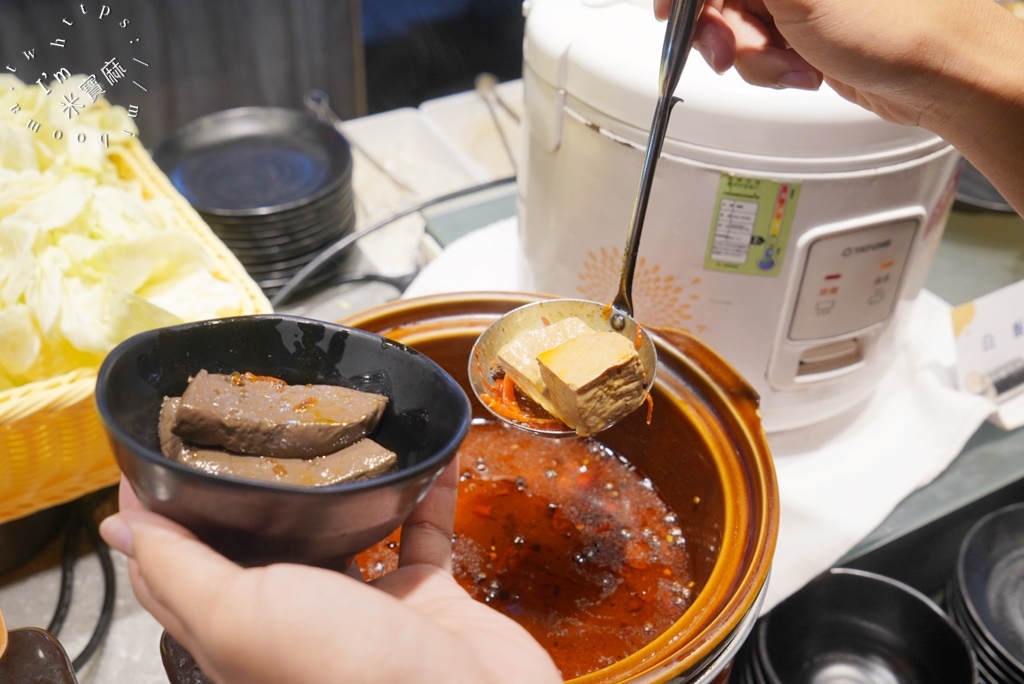 滿大人頂級麻辣鴛鴦鍋┃中山區麻辣鍋吃到飽。自助吧菜盤豐富有質感，啤酒暢飲不加價!肉片海鮮大滿足