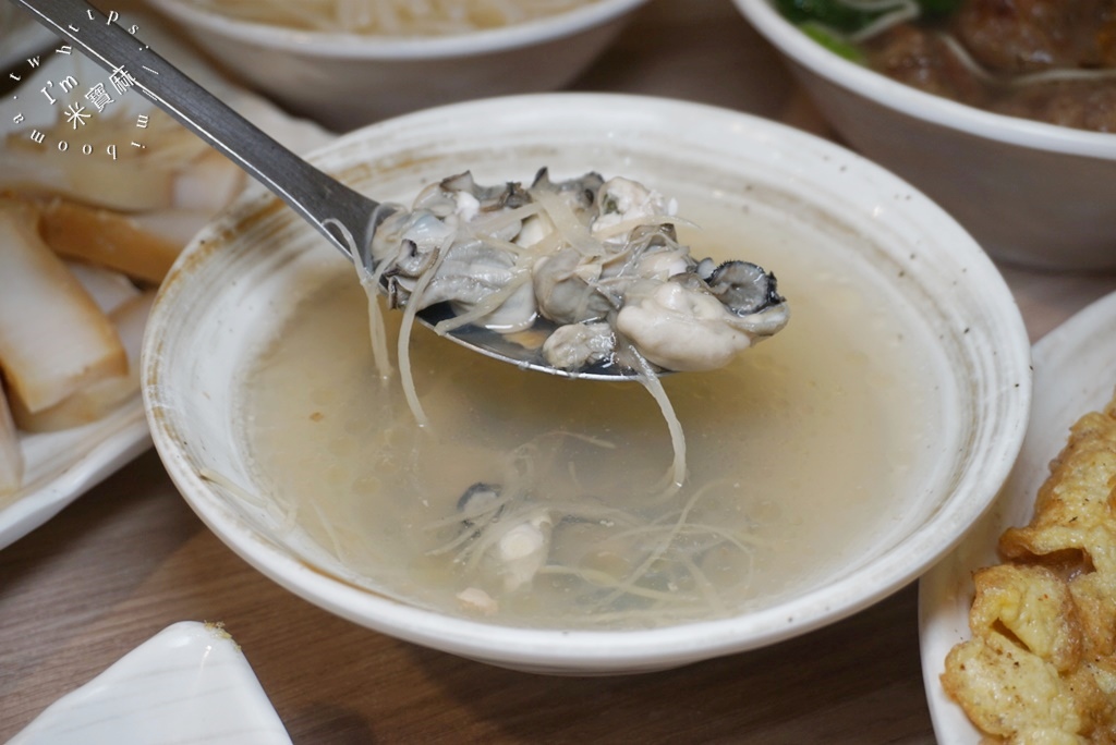 七張米粉湯┃新店區美食 新店區宵夜。在地經典必吃米粉湯，綜合煎有夠大盤，吃過的都說好