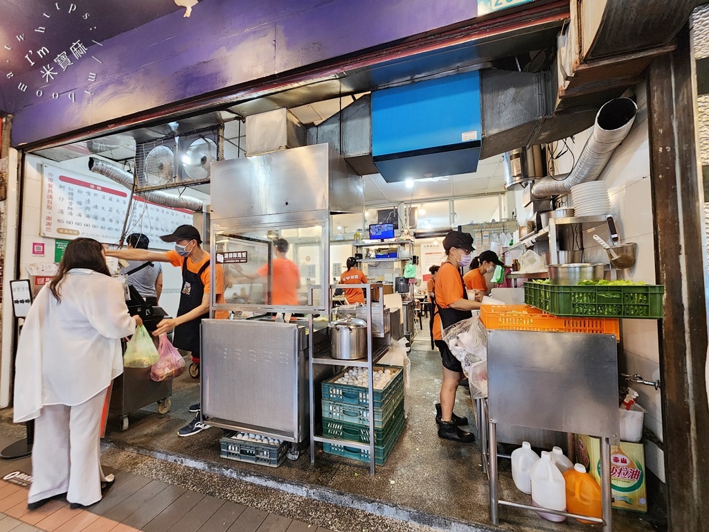 七張米粉湯┃新店區美食 新店區宵夜。在地經典必吃米粉湯，綜合煎有夠大盤，吃過的都說好