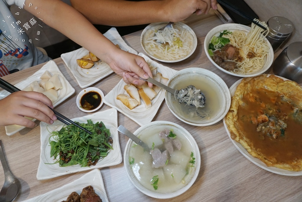 七張米粉湯┃新店區美食 新店區宵夜。在地經典必吃米粉湯，綜合煎有夠大盤，吃過的都說好