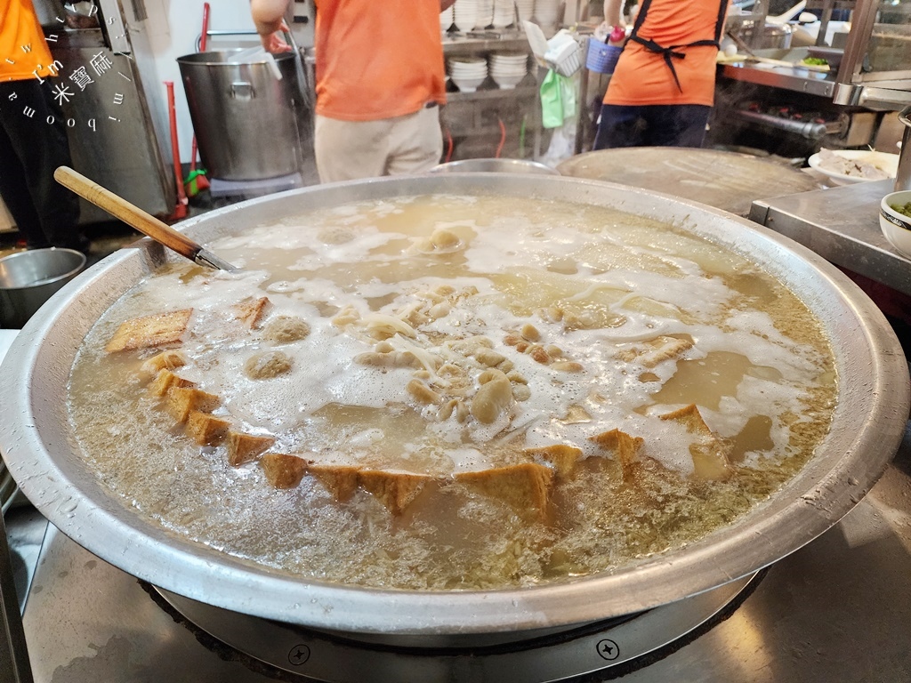 七張米粉湯┃新店區美食 新店區宵夜。在地經典必吃米粉湯，綜合煎有夠大盤，吃過的都說好