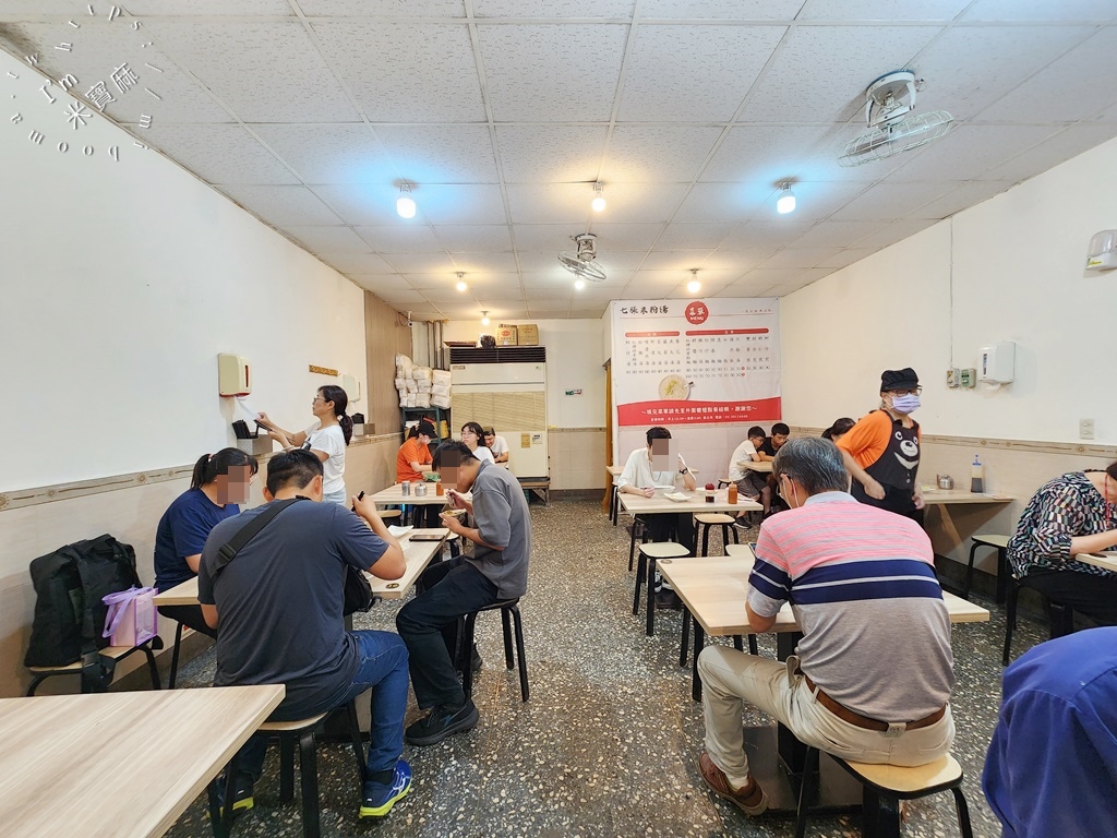 七張米粉湯┃新店區美食 新店區宵夜。在地經典必吃米粉湯，綜合煎有夠大盤，吃過的都說好