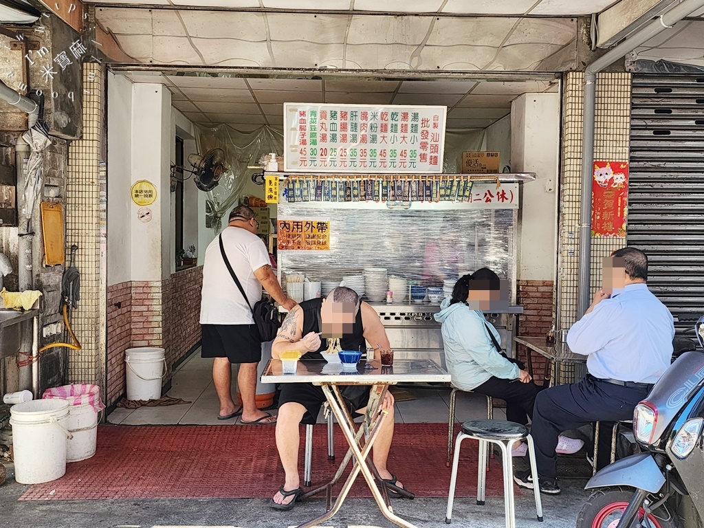 姐妹汕頭麵┃萬華美食。傳統古早自製汕頭麵，黑白切來一份，早上就能吃到