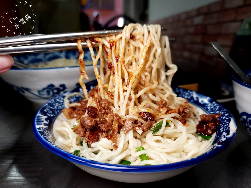 姐妹汕頭麵┃萬華美食。傳統古早自製汕頭麵，黑白切來一份，早上就能吃到