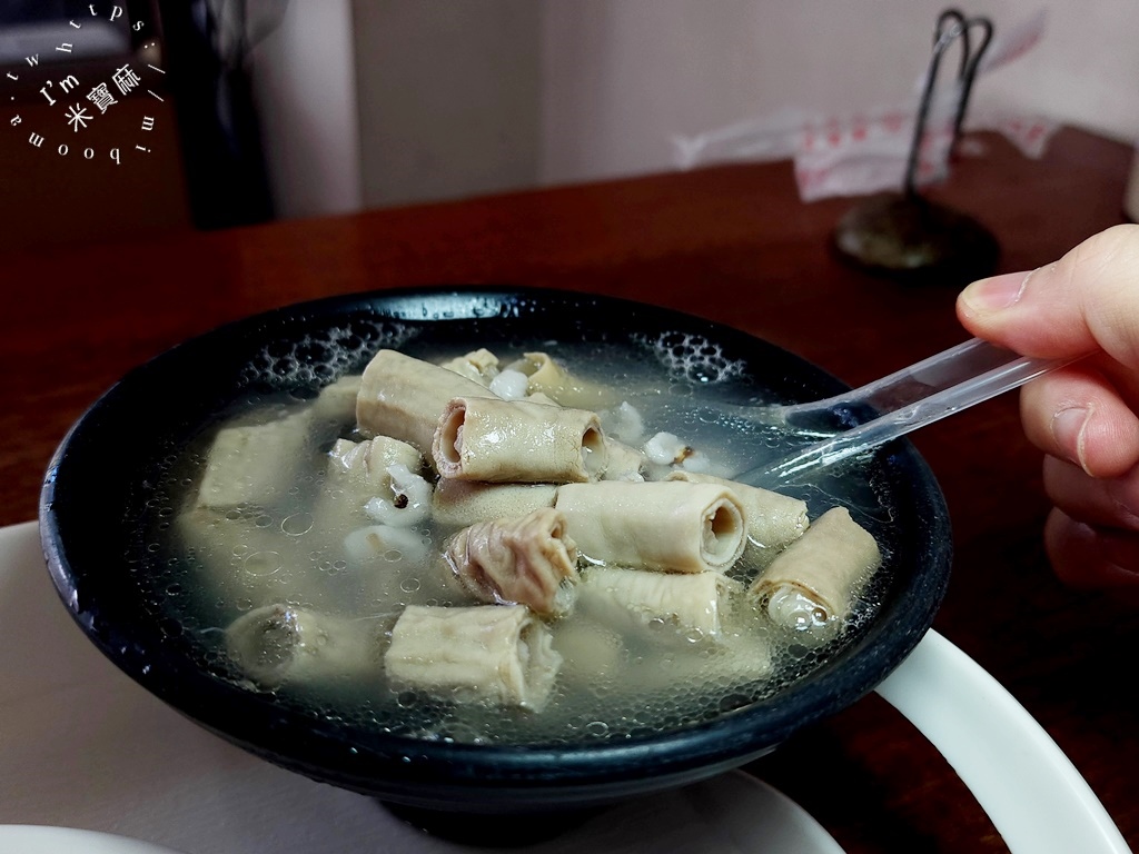 長春四神湯┃台北美食。四神湯加蔘酒清甜可口，加上肉粽、燒賣或肉包更有飽足感