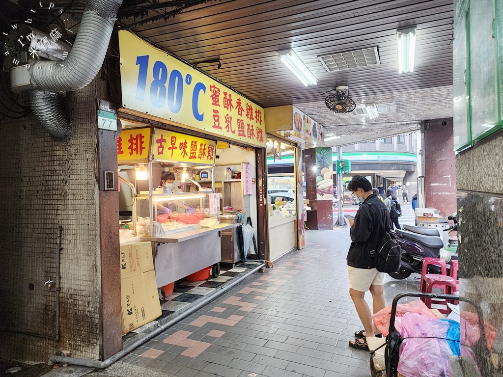 180度C蜜酥雞排┃萬華美食。蜜酥雞排帶醬汁風味有夠厲害，平價又好吃，不想等就先電話預約