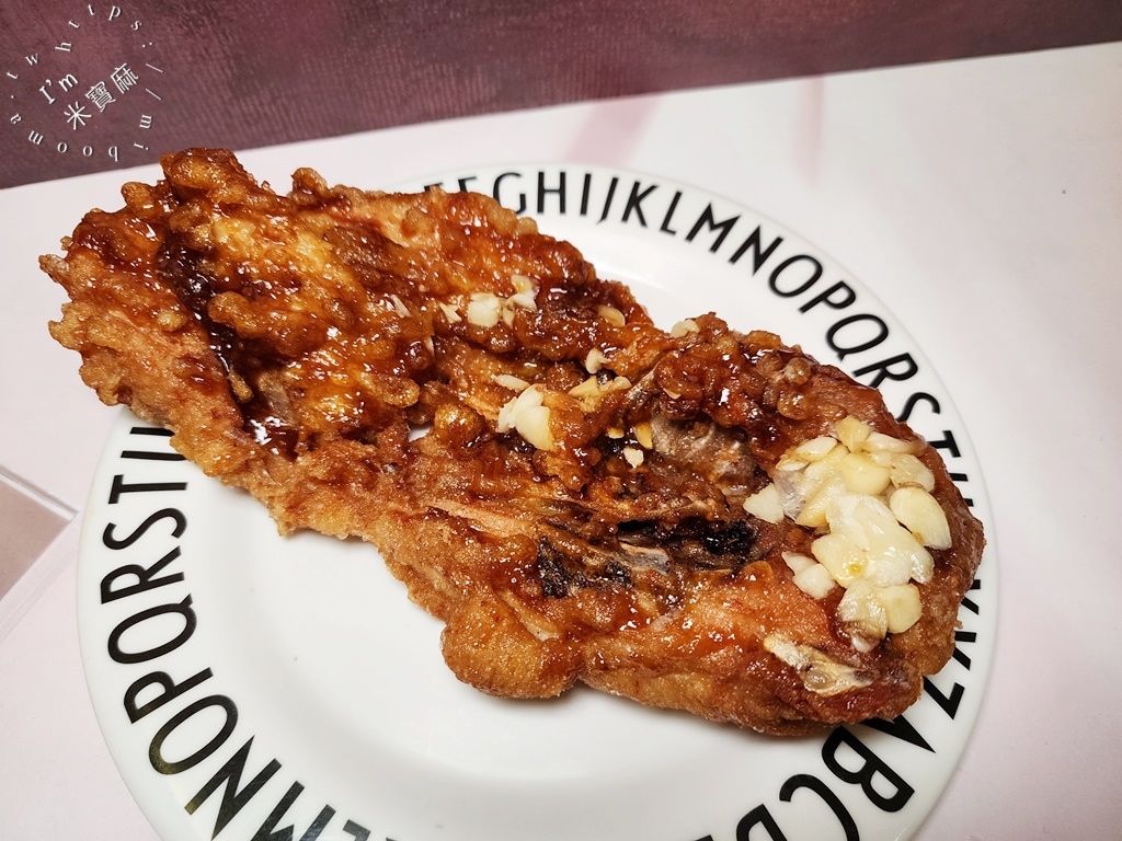 180度C蜜酥雞排┃萬華美食。蜜酥雞排帶醬汁風味有夠厲害，平價又好吃，不想等就先電話預約