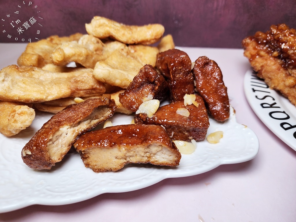 180度C蜜酥雞排┃萬華美食。蜜酥雞排帶醬汁風味有夠厲害，平價又好吃，不想等就先電話預約