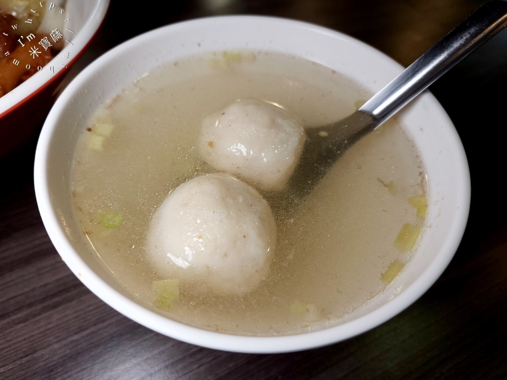 竹林麵飯館┃永和美食。在地超人氣必吃便當，雞腿、雞排晚來就賣光光，加上辣椒有夠正點