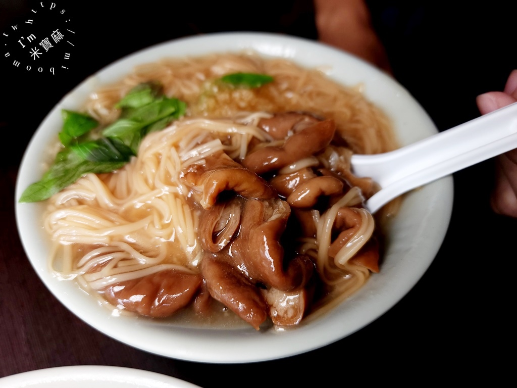 陳記腸蚵專業麵線┃萬華美食。厚實帶鮮綜合麵線，滷大腸入味好咬，加上辣醬太愛了