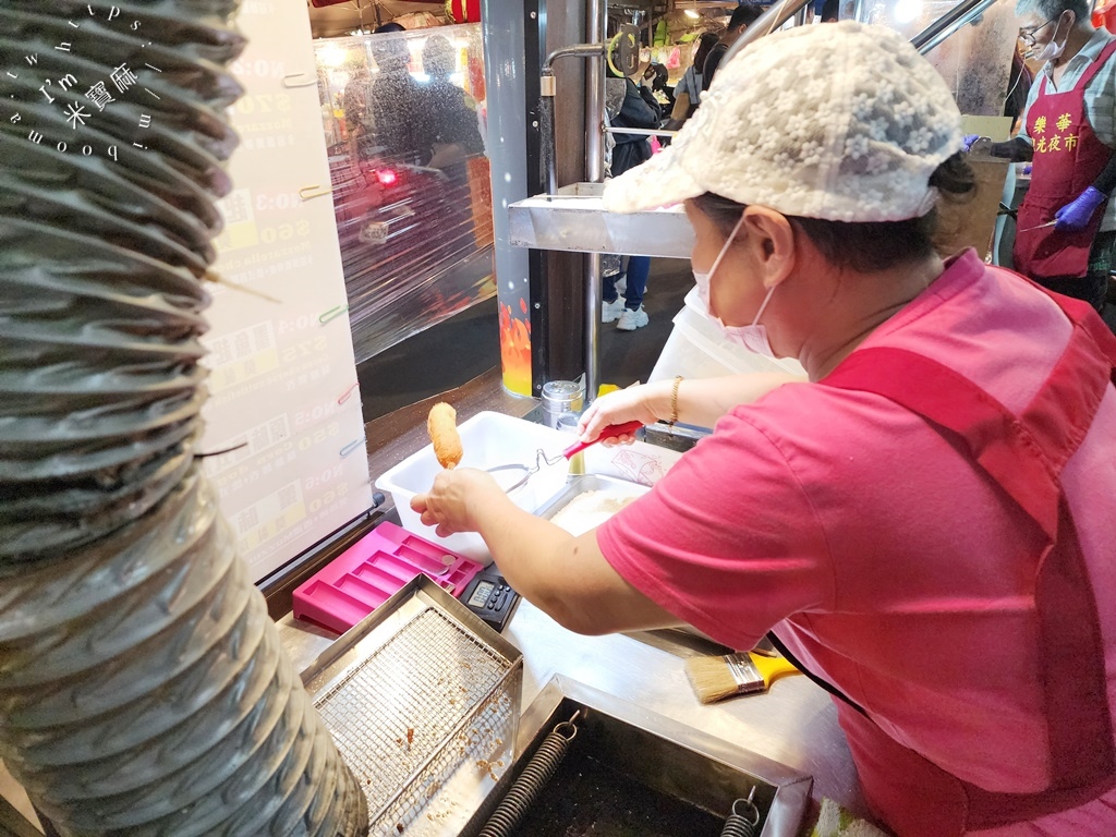 韓式拔絲起司熱狗┃永和樂華夜市美食。酥脆外皮加上濃郁拉絲的起司真的有夠邪惡，當做宵夜也很不錯