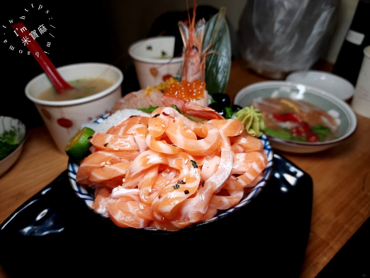 萬萬海鮮生魚片 海鮮丼┃四號公園美食。鮭魚刺身涼麵太狂了，搭配泰式醬酸爽帶香!生食熟食丼飯都吃得到