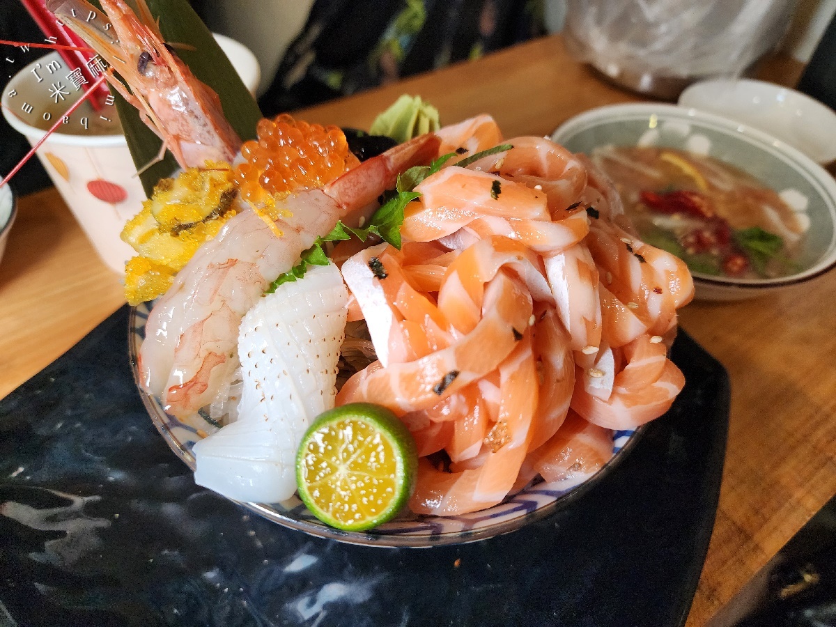 萬萬海鮮生魚片 海鮮丼┃四號公園美食。鮭魚刺身涼麵太狂了，搭配泰式醬酸爽帶香!生食熟食丼飯都吃得到