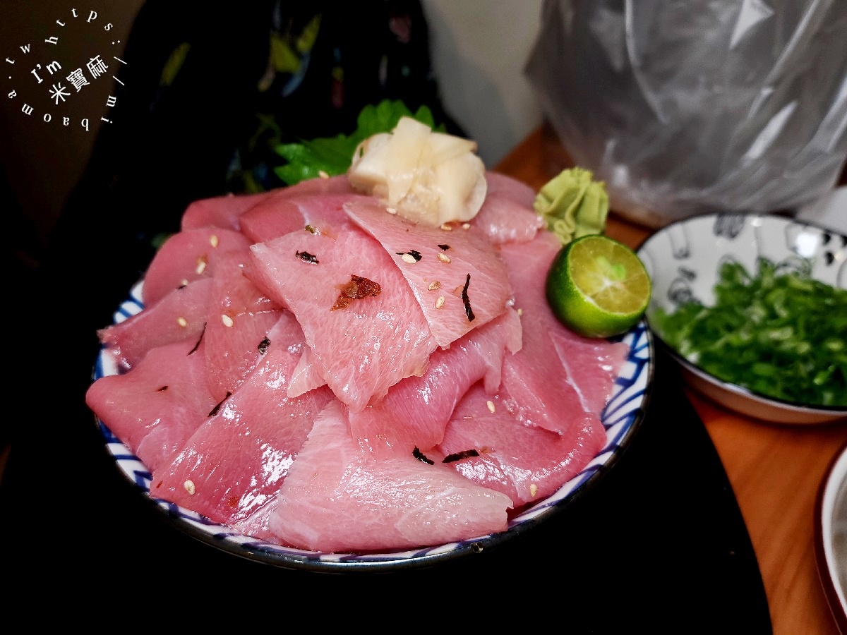 萬萬海鮮生魚片 海鮮丼┃四號公園美食。鮭魚刺身涼麵太狂了，搭配泰式醬酸爽帶香!生食熟食丼飯都吃得到