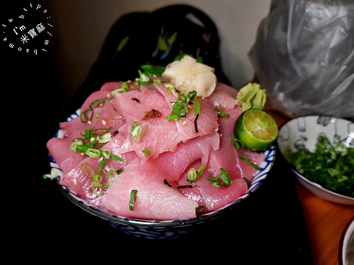 萬萬海鮮生魚片 海鮮丼┃四號公園美食。鮭魚刺身涼麵太狂了，搭配泰式醬酸爽帶香!生食熟食丼飯都吃得到