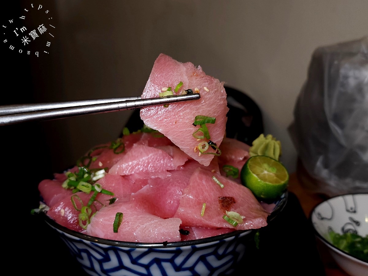 萬萬海鮮生魚片 海鮮丼┃四號公園美食。鮭魚刺身涼麵太狂了，搭配泰式醬酸爽帶香!生食熟食丼飯都吃得到