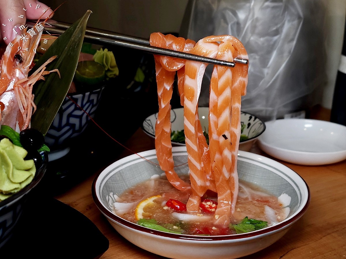 萬萬海鮮生魚片 海鮮丼┃四號公園美食。鮭魚刺身涼麵太狂了，搭配泰式醬酸爽帶香!生食熟食丼飯都吃得到