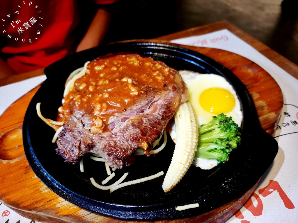 來來牛排館┃宜蘭美食。在地評價超高必吃平價牛排，內用麵條續加免費，還沒營業門外就擠滿人潮