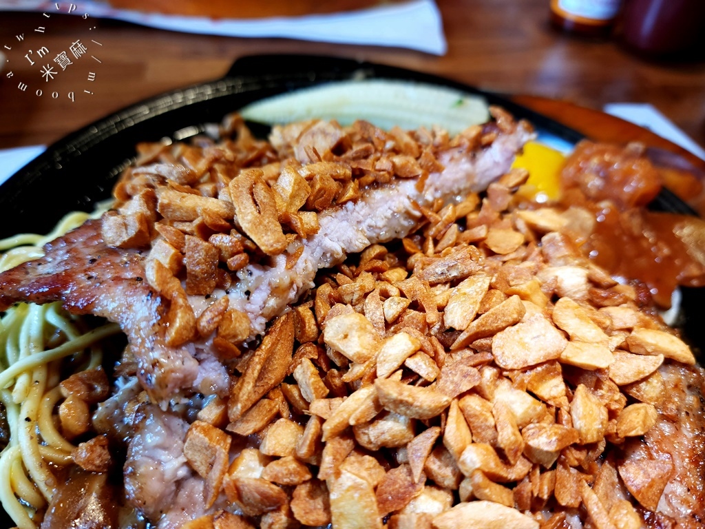 來來牛排館┃宜蘭美食。在地評價超高必吃平價牛排，內用麵條續加免費，還沒營業門外就擠滿人潮