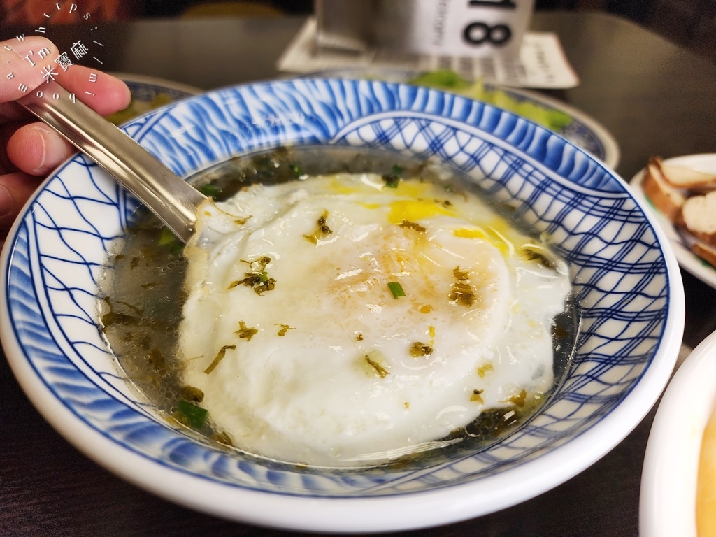 萍姊酸菜麵┃萬華美食。在地一甲子美食必吃。酸菜麵加蒜加辣好吃到極點，搭配半熟荷包蛋更正點