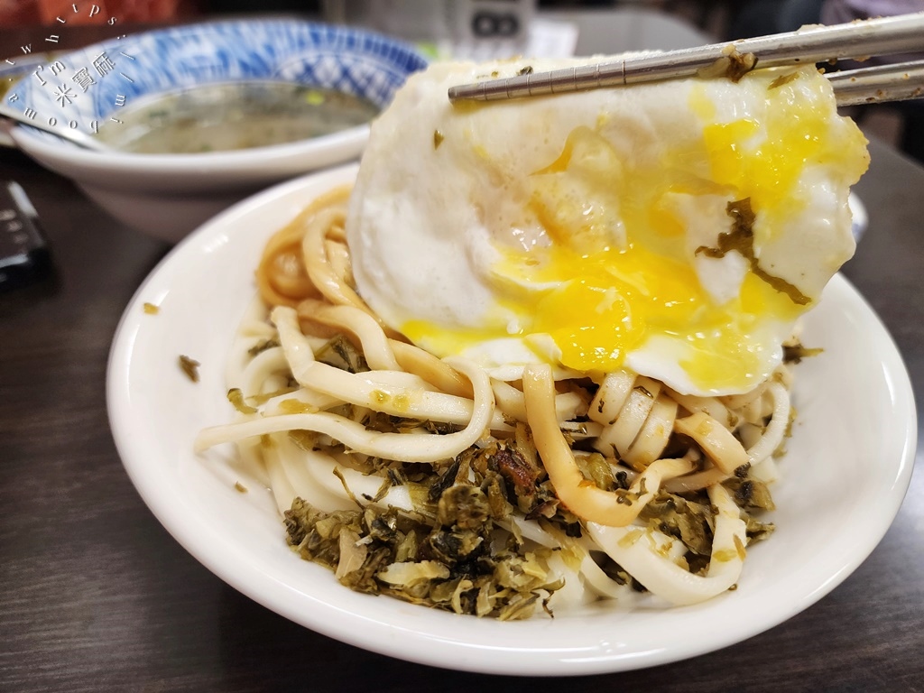 萍姊酸菜麵┃萬華美食。在地一甲子美食必吃。酸菜麵加蒜加辣好吃到極點，搭配半熟荷包蛋更正點