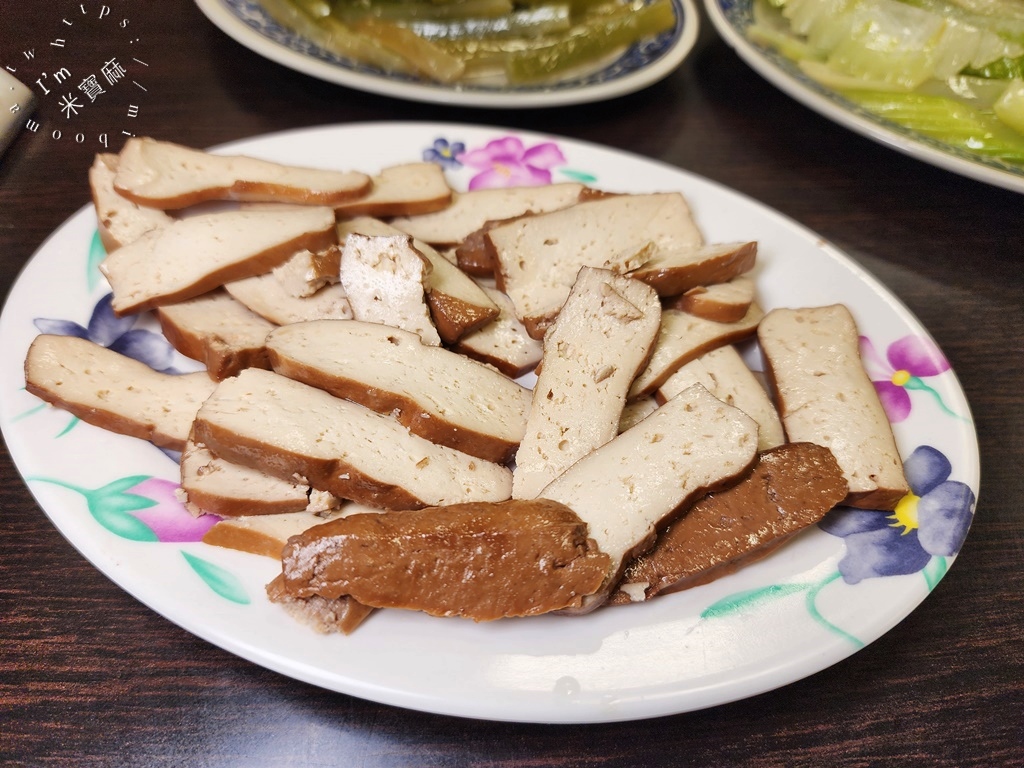 萍姊酸菜麵┃萬華美食。在地一甲子美食必吃。酸菜麵加蒜加辣好吃到極點，搭配半熟荷包蛋更正點