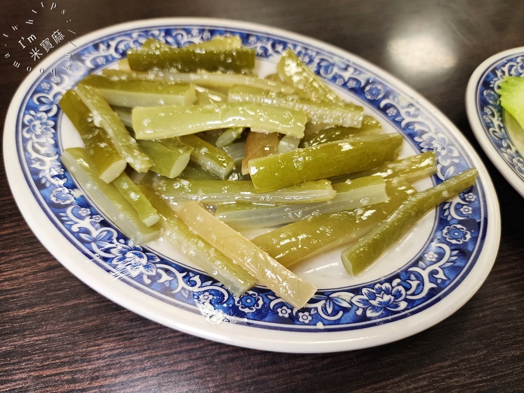 萍姊酸菜麵┃萬華美食。在地一甲子美食必吃。酸菜麵加蒜加辣好吃到極點，搭配半熟荷包蛋更正點