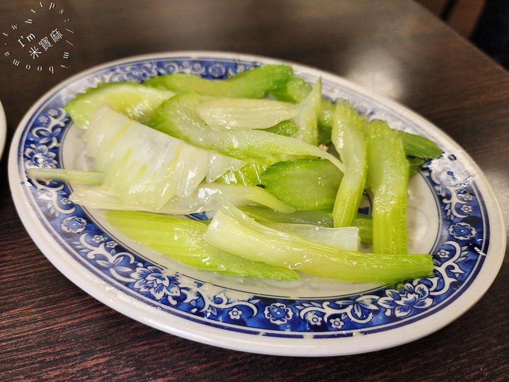 萍姊酸菜麵┃萬華美食。在地一甲子美食必吃。酸菜麵加蒜加辣好吃到極點，搭配半熟荷包蛋更正點