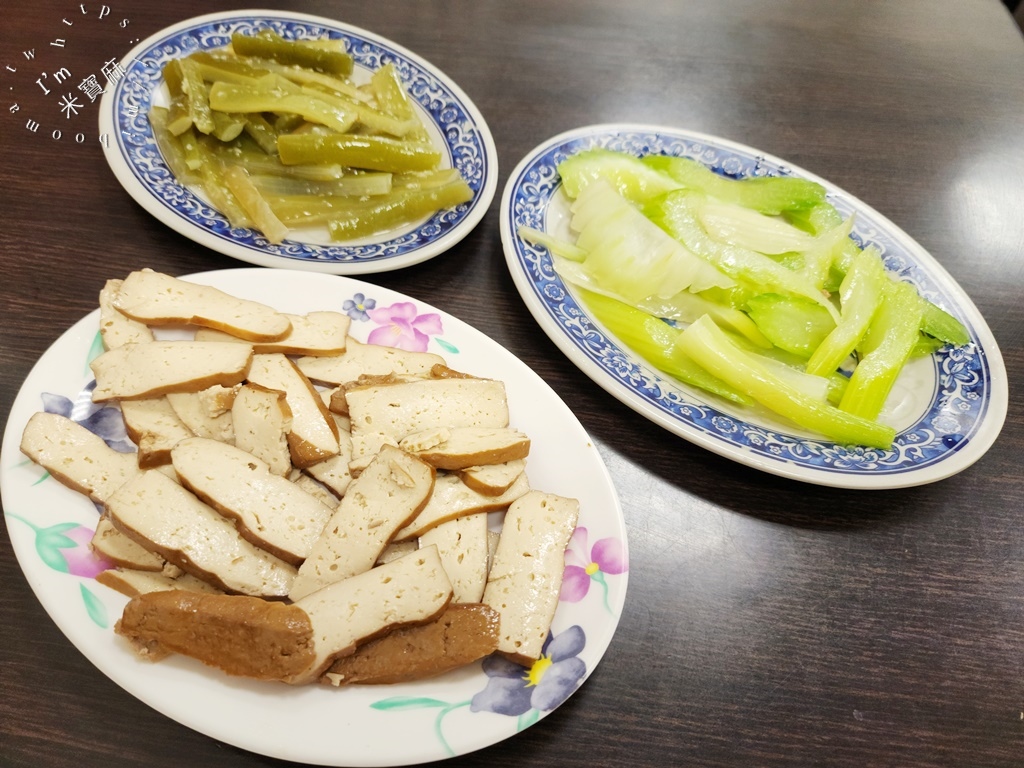 萍姊酸菜麵┃萬華美食。在地一甲子美食必吃。酸菜麵加蒜加辣好吃到極點，搭配半熟荷包蛋更正點