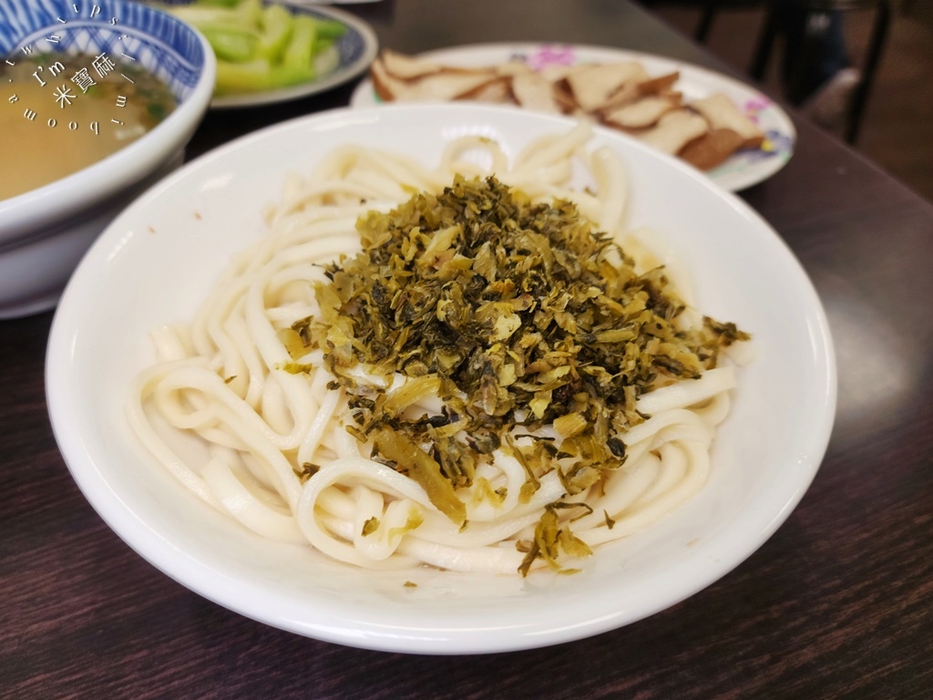 萍姊酸菜麵┃萬華美食。在地一甲子美食必吃。酸菜麵加蒜加辣好吃到極點，搭配半熟荷包蛋更正點