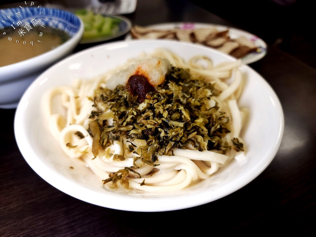 萍姊酸菜麵┃萬華美食。在地一甲子美食必吃。酸菜麵加蒜加辣好吃到極點，搭配半熟荷包蛋更正點