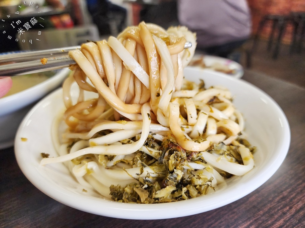 萍姊酸菜麵┃萬華美食。在地一甲子美食必吃。酸菜麵加蒜加辣好吃到極點，搭配半熟荷包蛋更正點