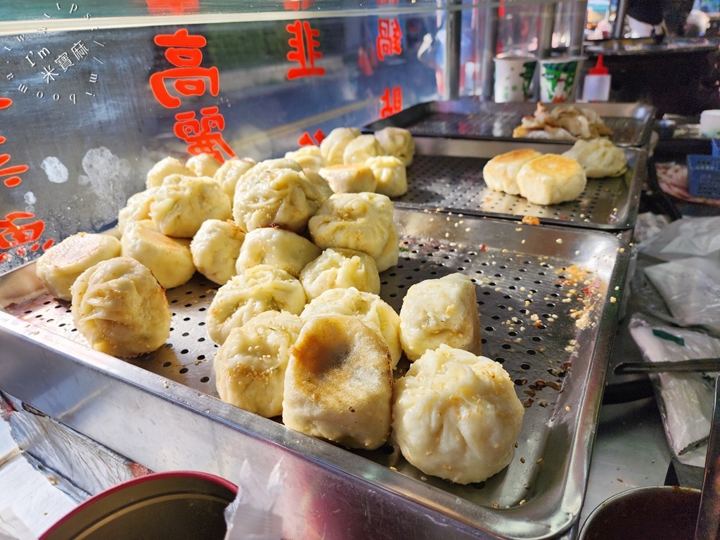 太陽新村水煎包老店┃板橋美食。在地人都知道的銅板價水煎包，皮薄餡鮮，還有鍋貼和飲料